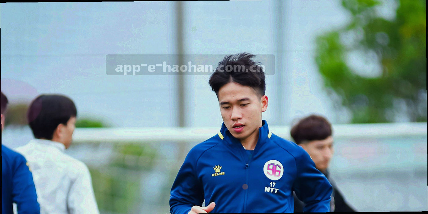 深夜球场看台空镜，灯光集中在草皮上，看台座位安静无人